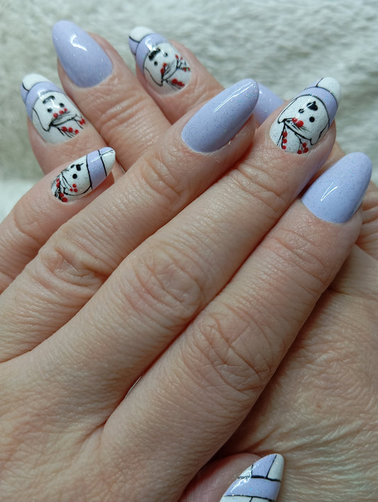 Manucure press-on nails hivernale bleu lavande portée sur les deux mains