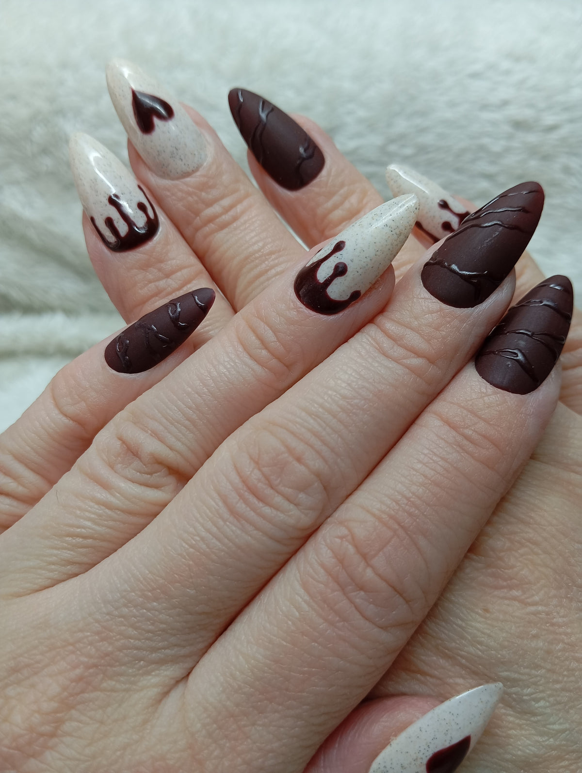 Set Chocolat Fondant, ongles crème avec cœur et coulures