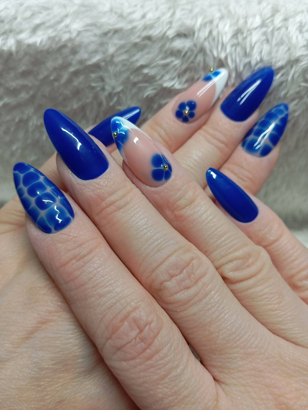 Press-on nails faites main Reims - Fleur Saphir - Glowx Nails