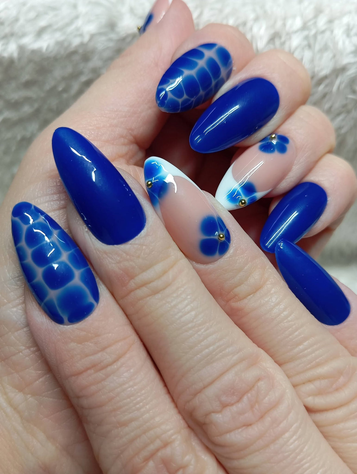 Press-on nails faites main Reims - Fleur Saphir - Glowx Nails