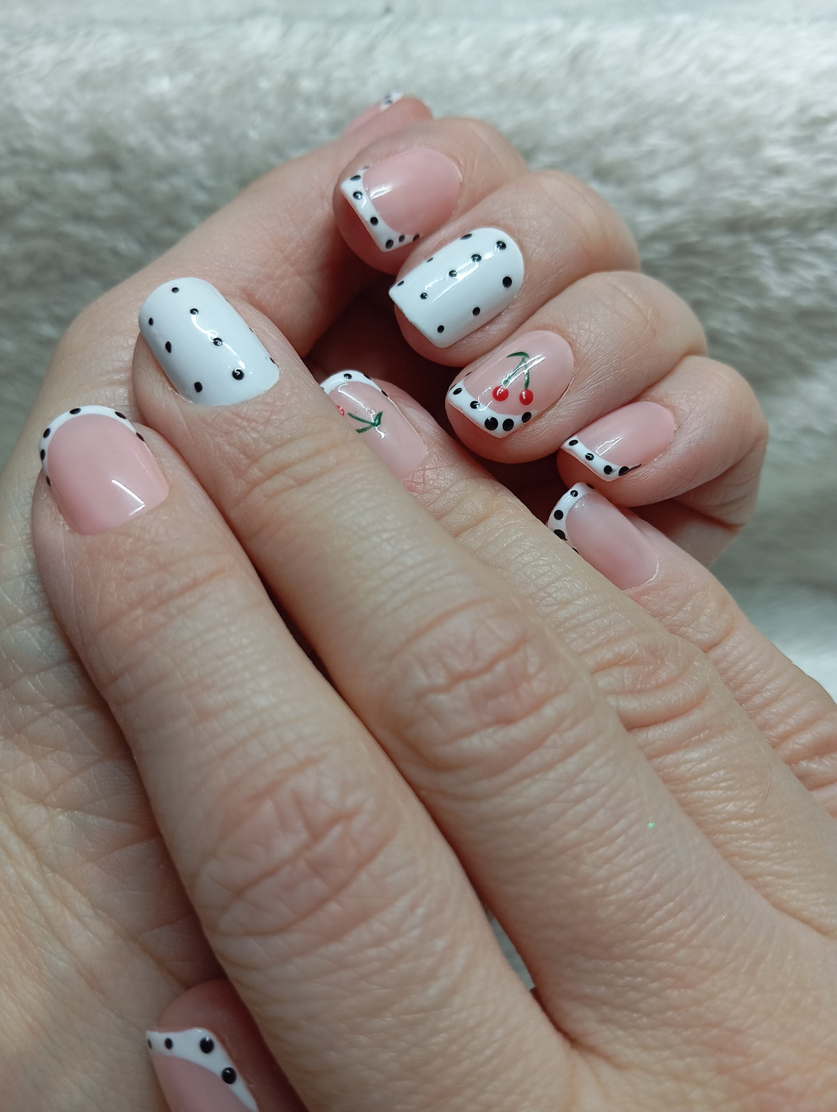 Press-on nails faites main Reims - Cerise Parisienne - Glowx Nails