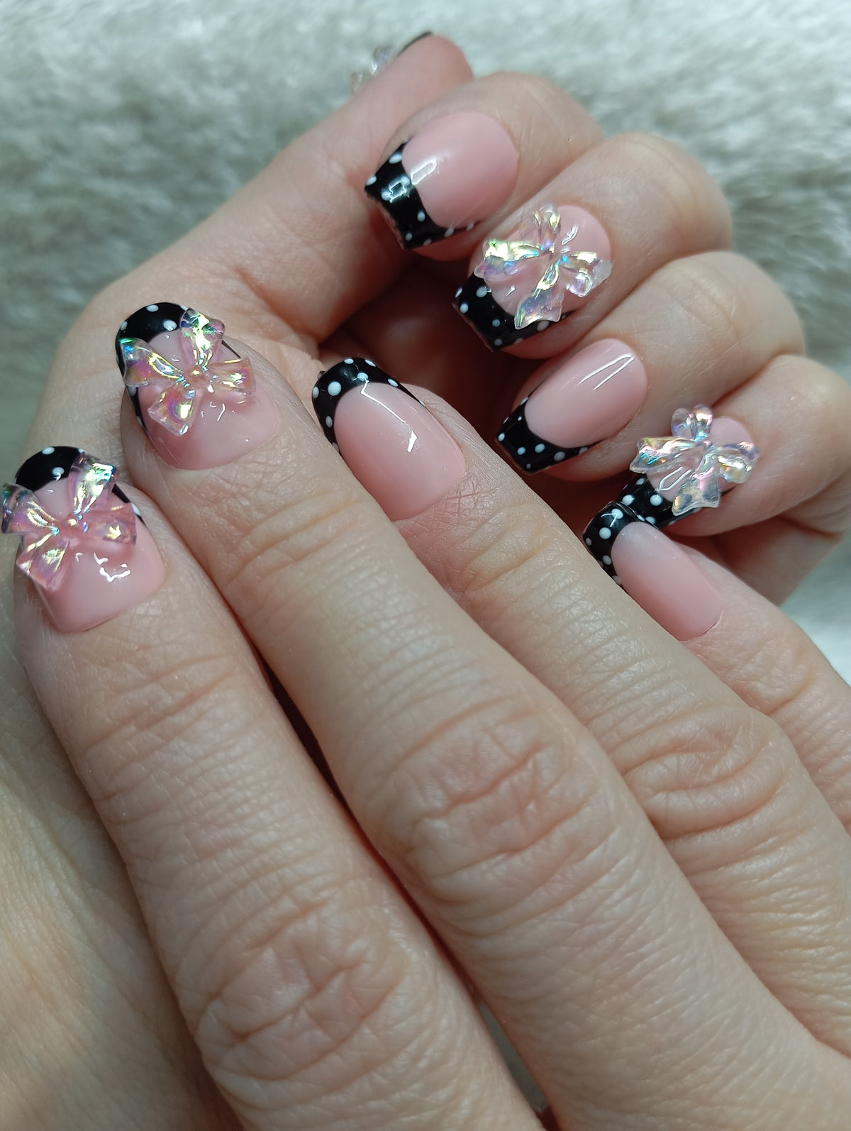 Press-on nails faites main Reims - Nœud Cristal - Glowx Nails