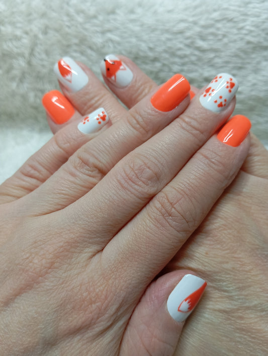 Ensemble de press-on nails orange et blancs avec tête, queue et empreintes de renard