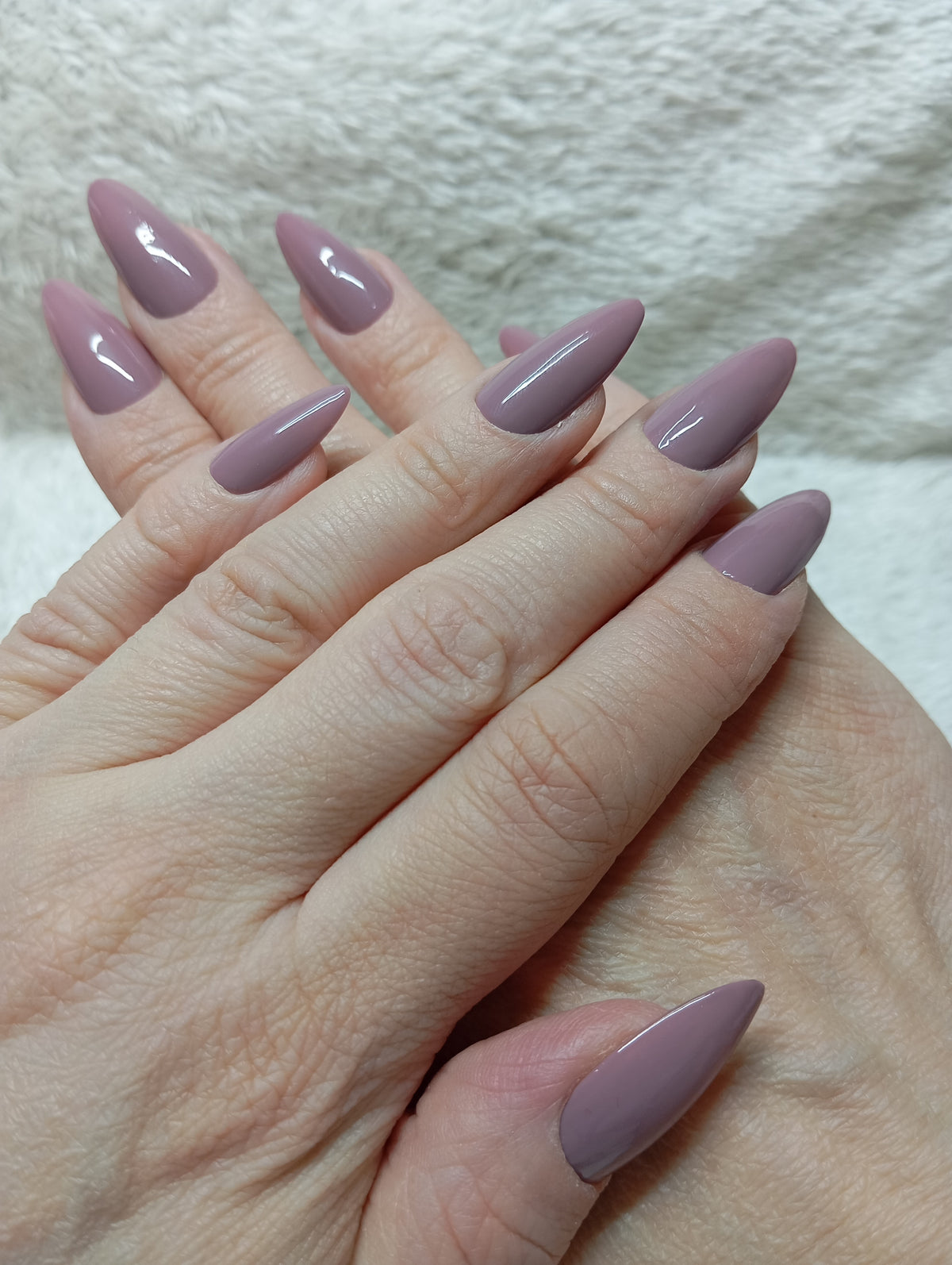 Ensemble de press-on nails couleur unie mauve taupe sur support Glowx Nails