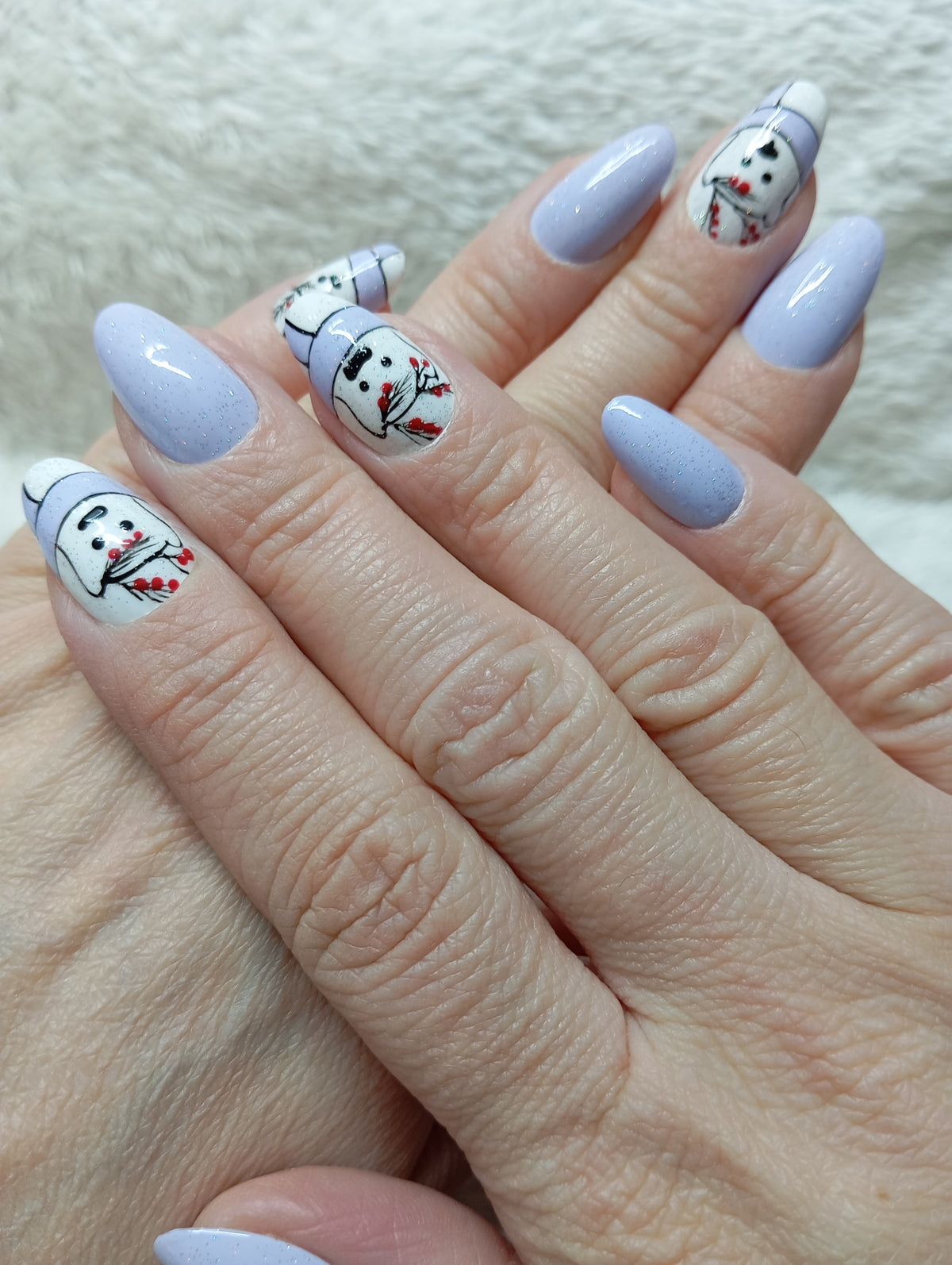 Press-on nails bleu lavande avec bonshommes de neige et petites baies rouges