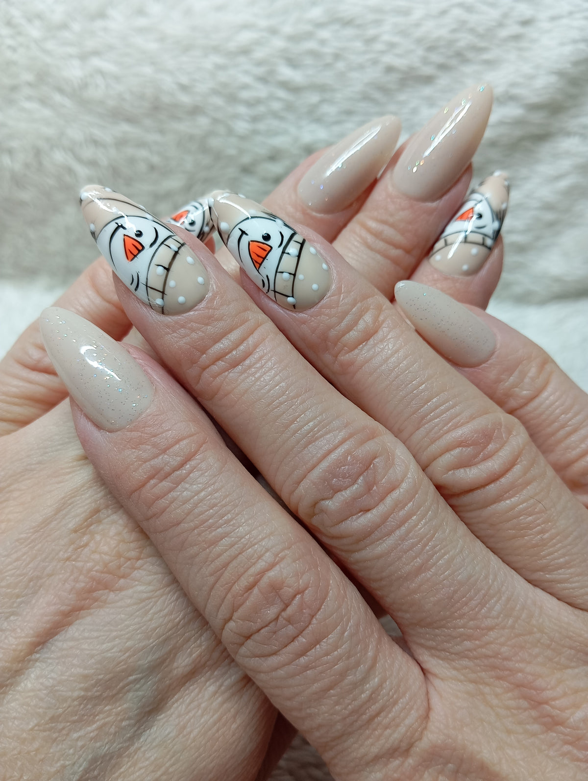 Press-on nails beige en forme amande avec motifs bonshommes de neige