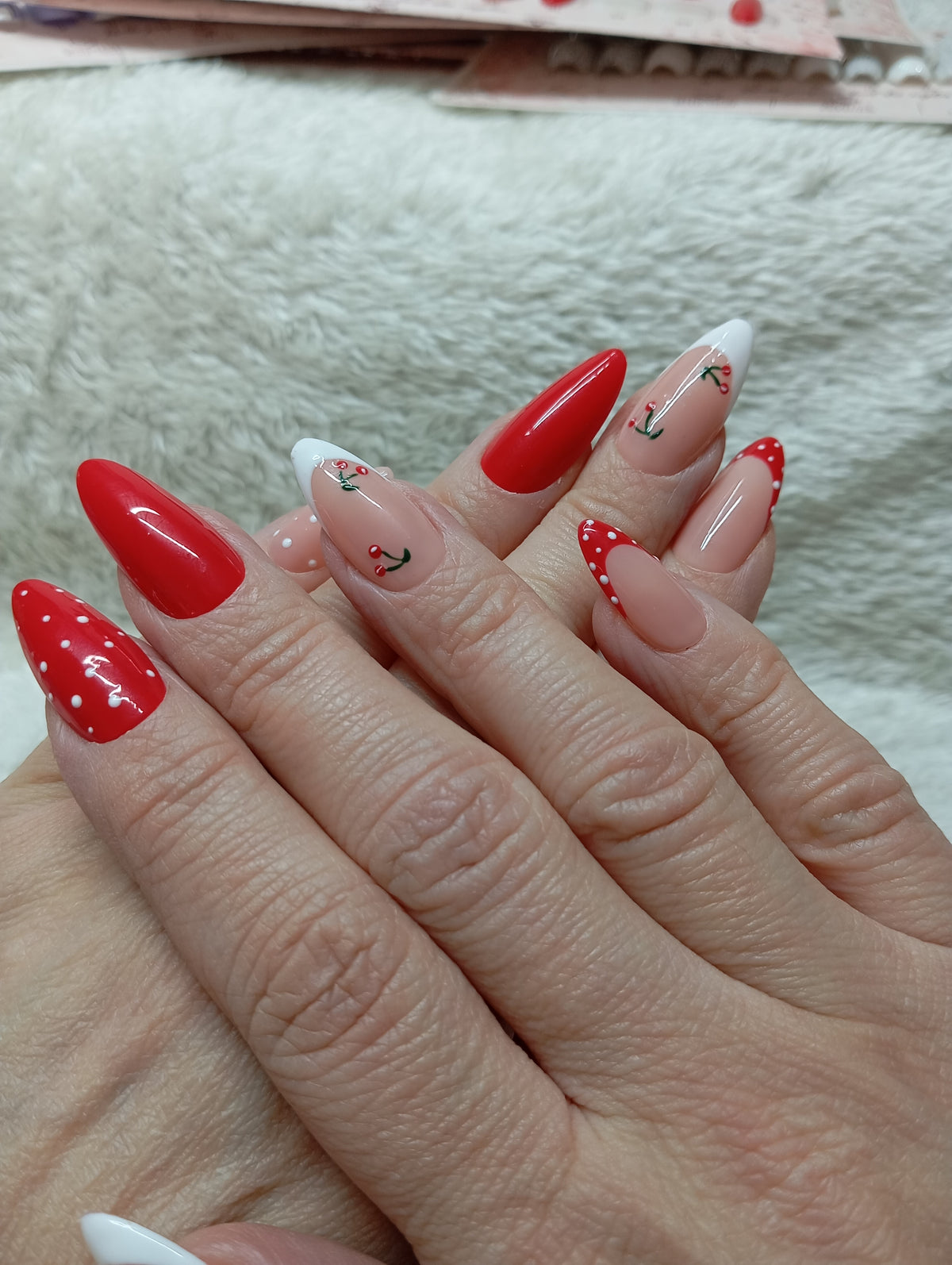 Press-on nails Cherry French rouges et nude avec motifs cerises