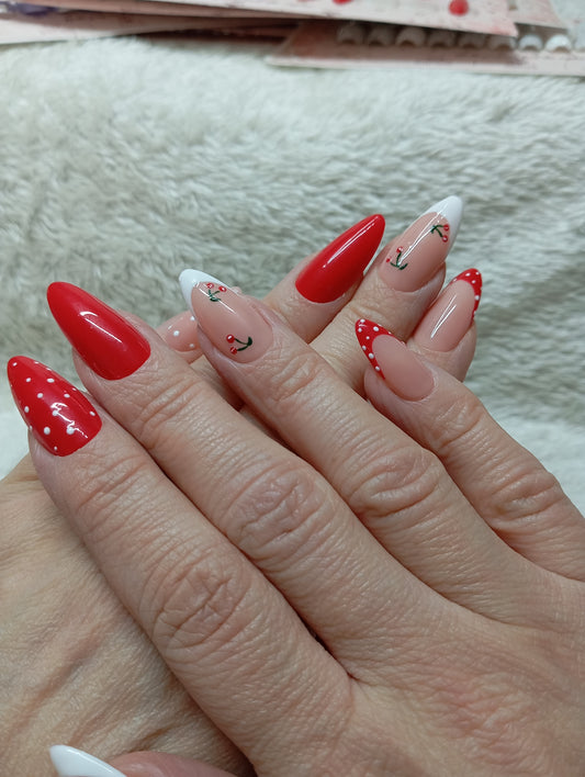 Press-on nails Cherry French rouges et nude avec motifs cerises