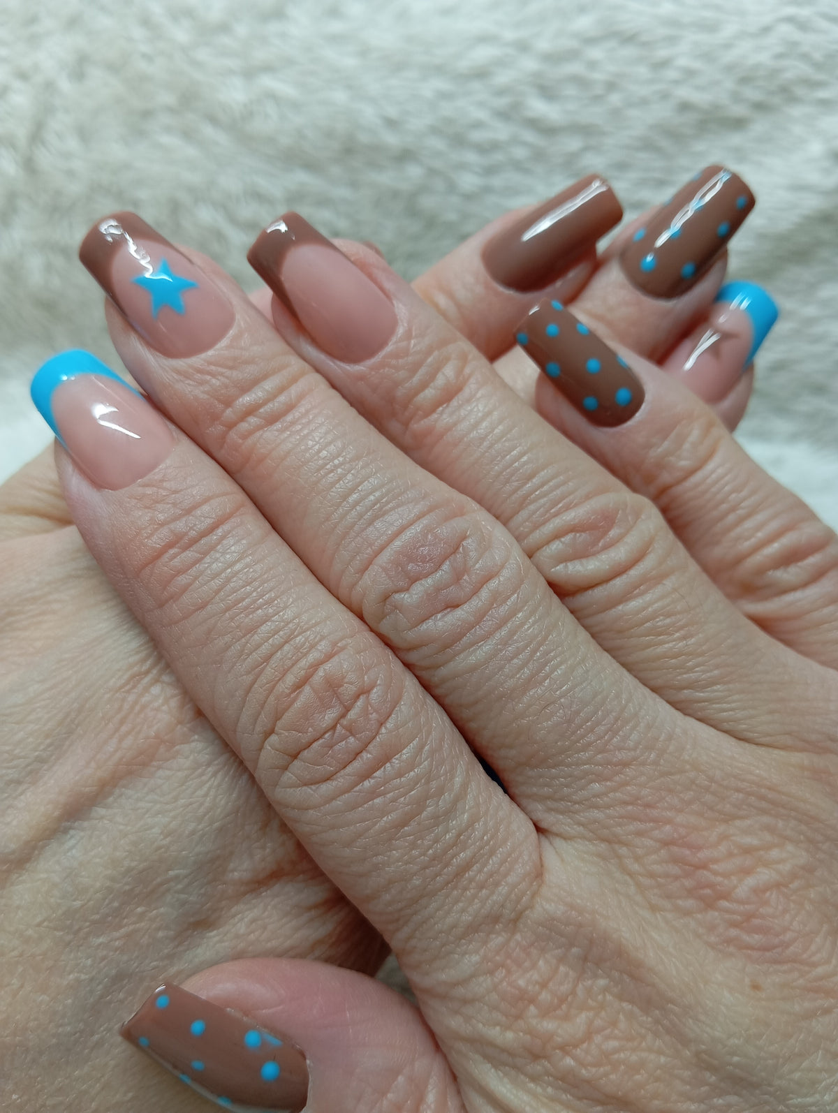 Manucure press-on nails Choco Pop portée sur les deux mains