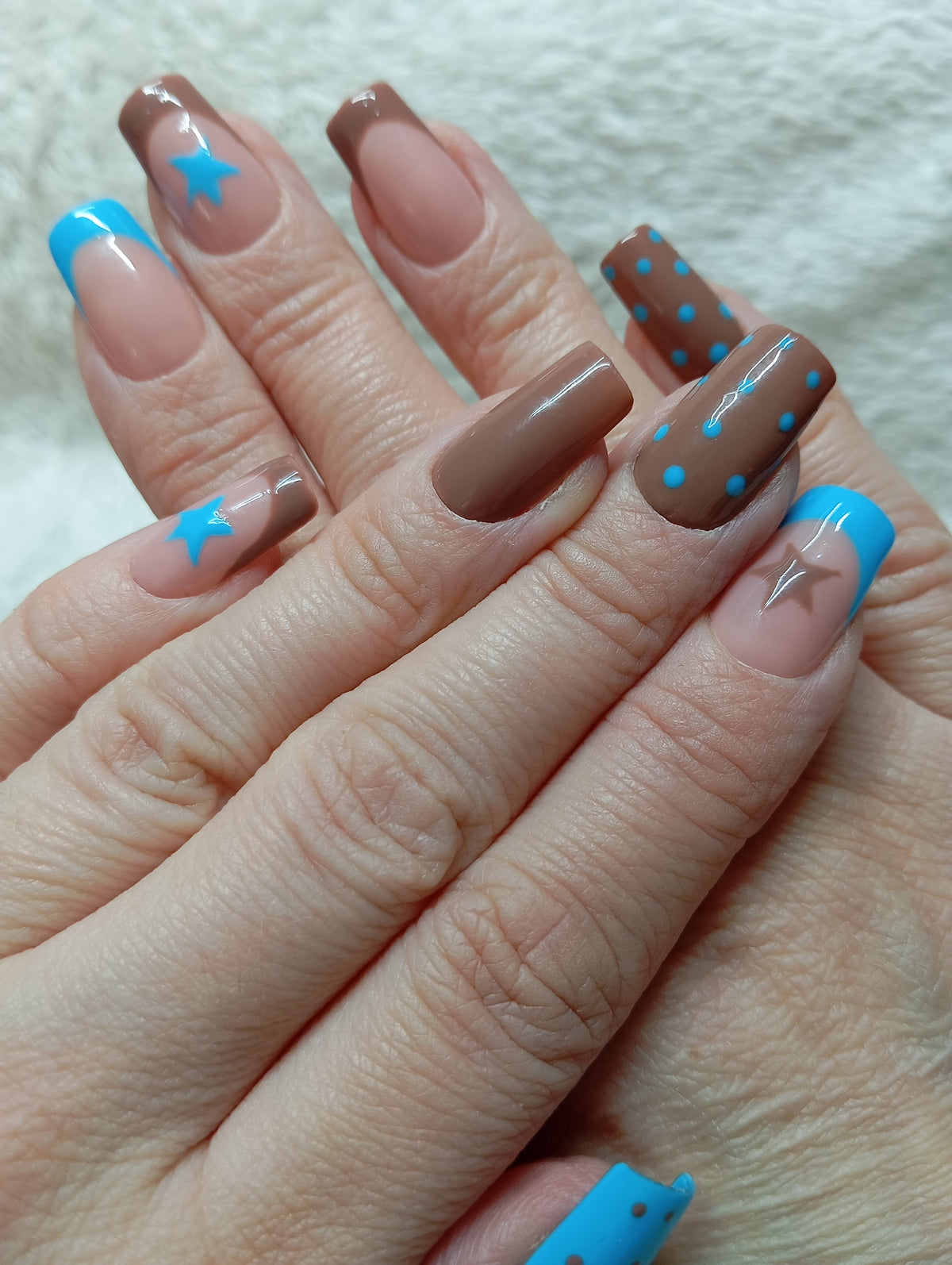 Press-on nails chocolat, nude et turquoise avec étoiles, pois et french colorée