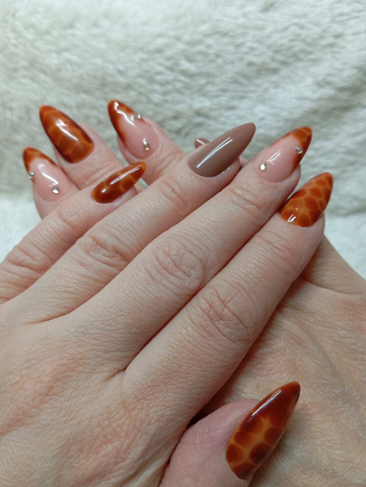 Press-on nails effet écaille caramel, nude et taupe avec petits strass