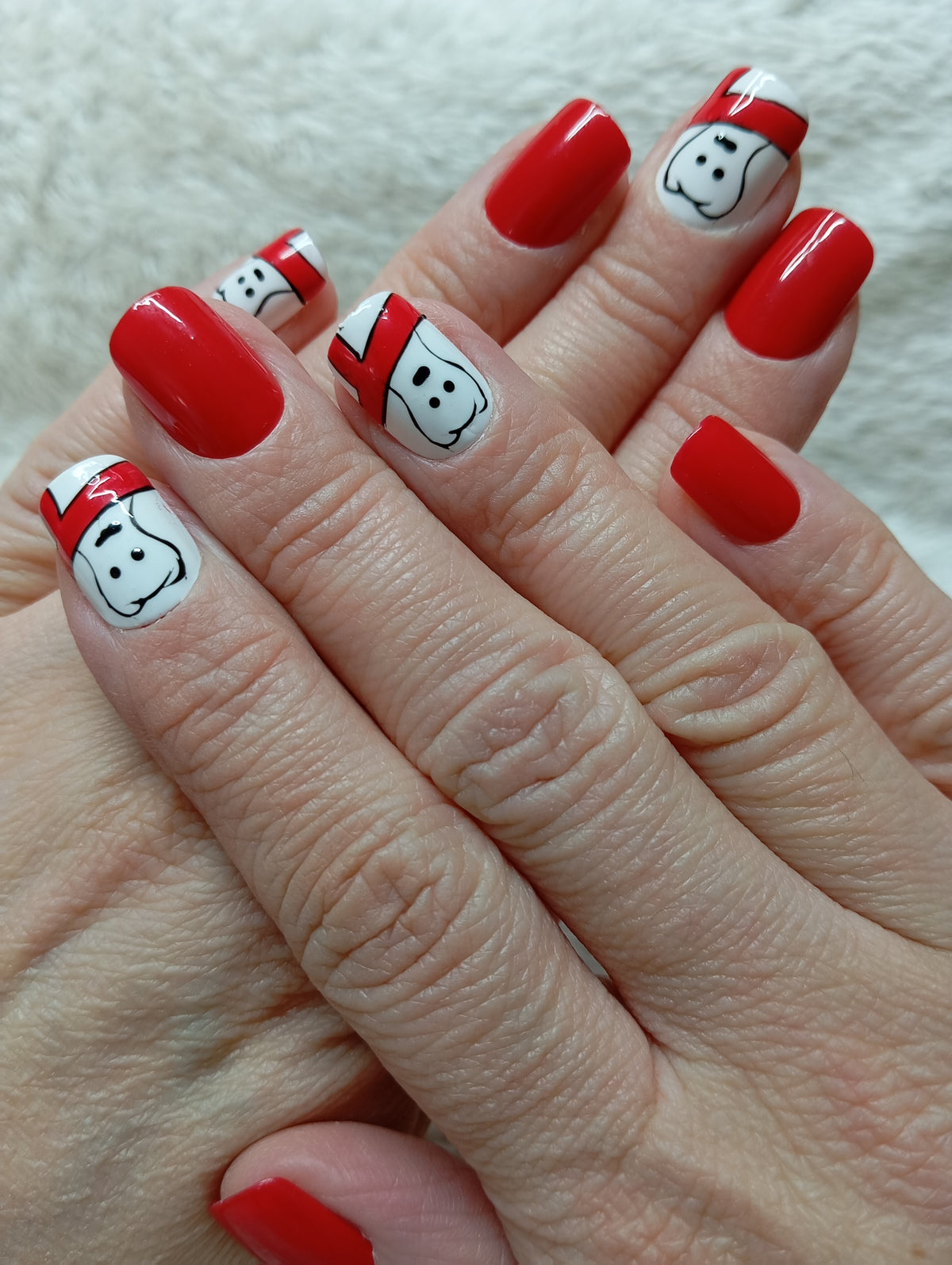 Ensemble de press-on nails Petit Chef rouges et blancs sur support Glowx Nails
