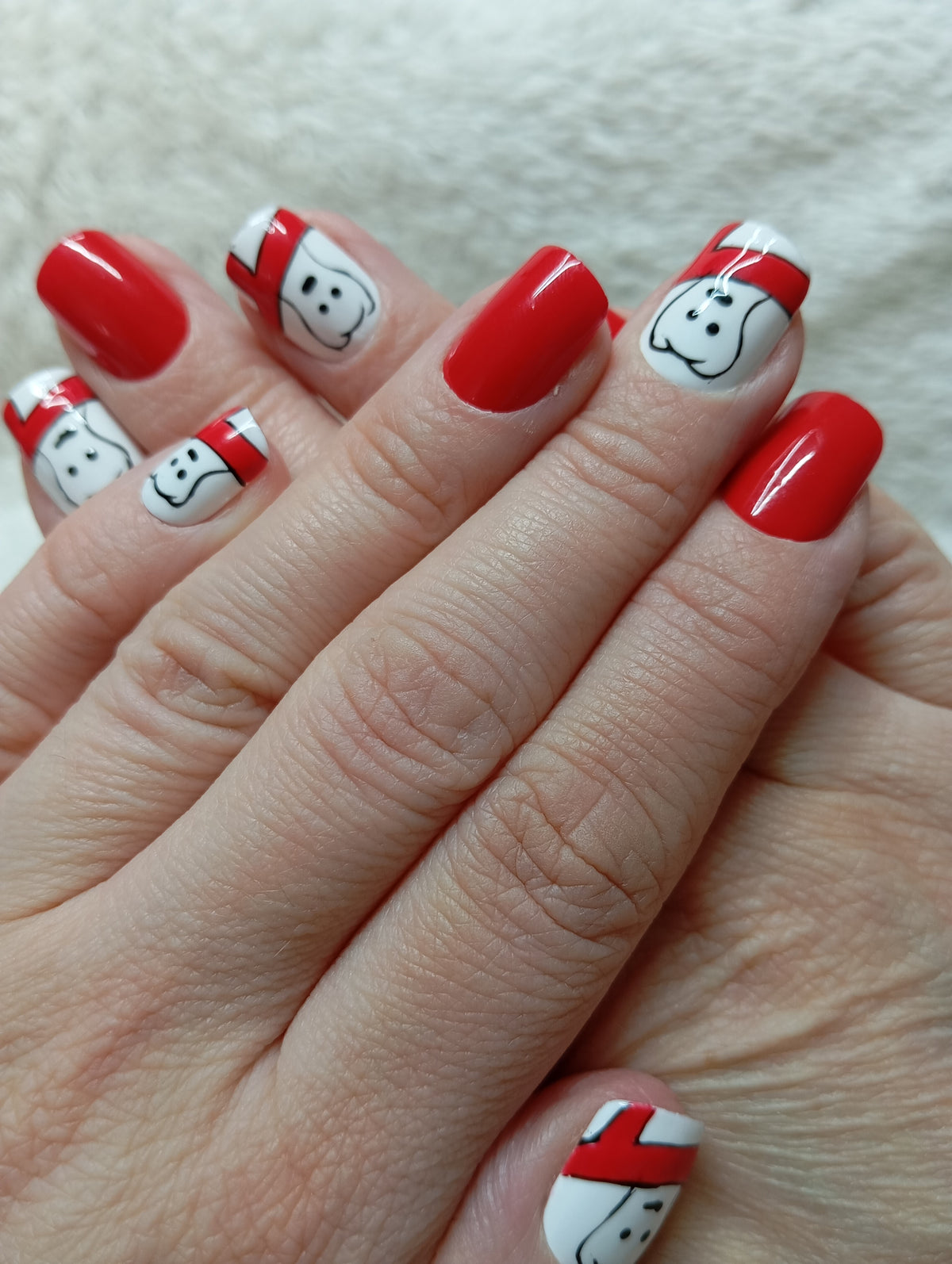 Press-on nails rouges et blancs avec motifs de petits cuisiniers