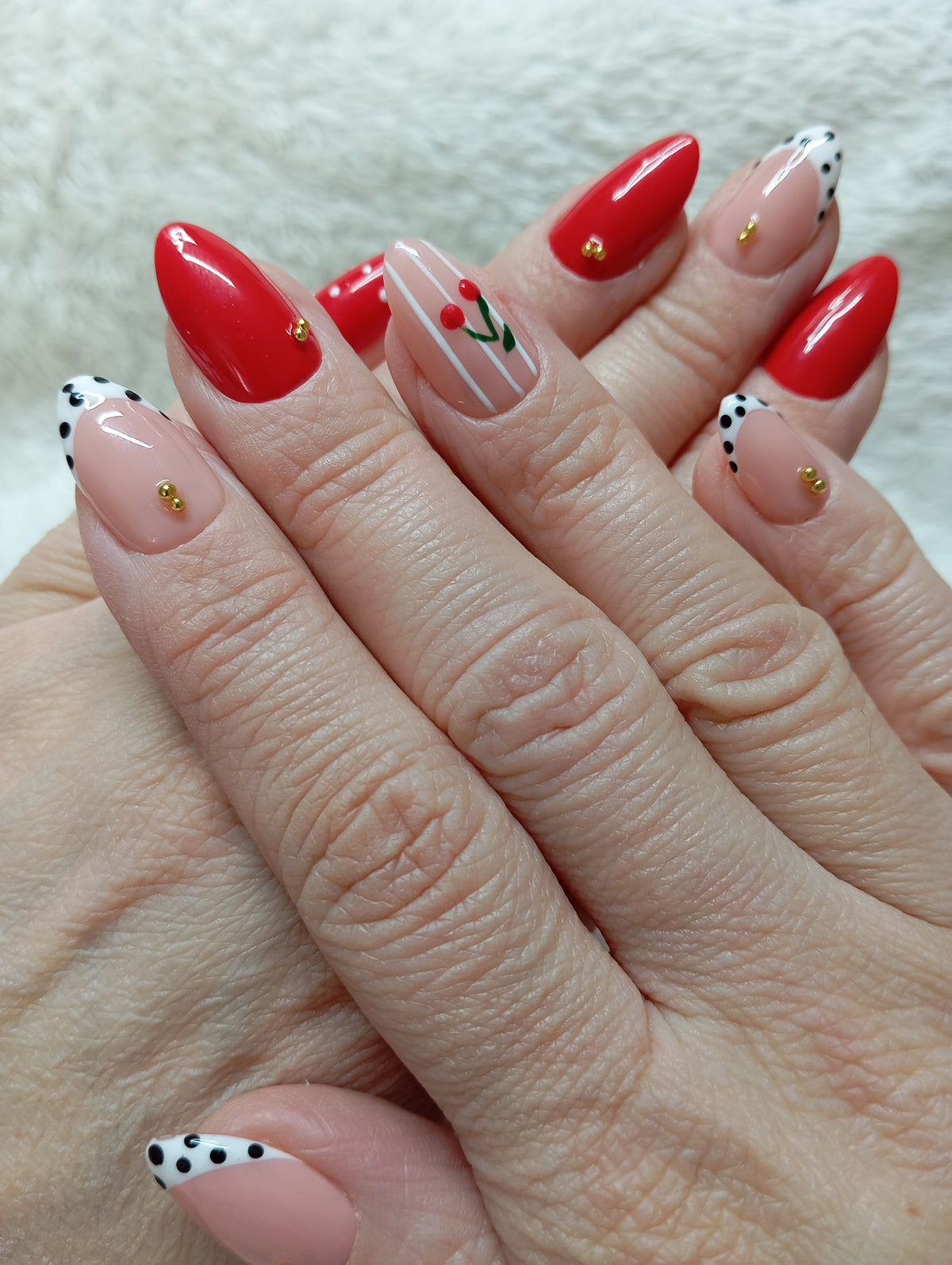 Ensemble de press-on nails Cerise Chic présenté sur le support Glowx Nails
