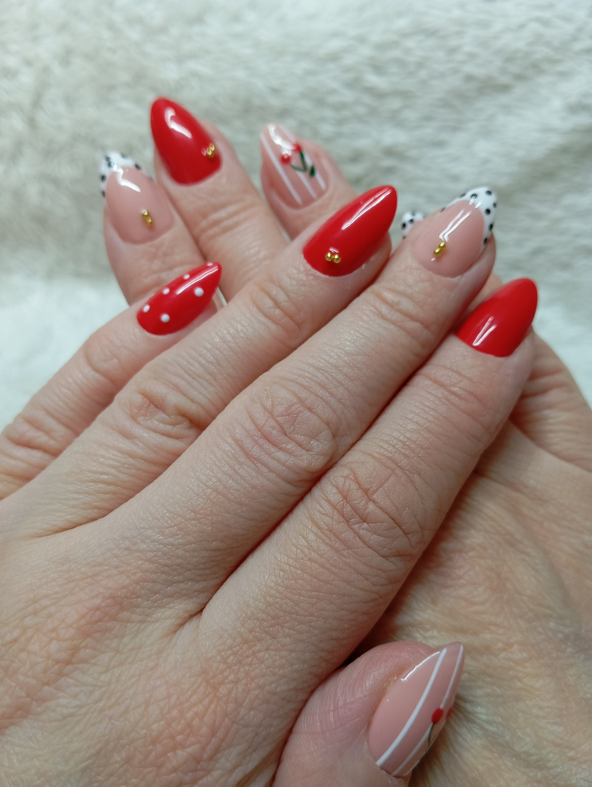 Press-on nails Cerise Chic rouges et nude avec cerises, pois et détails dorés
