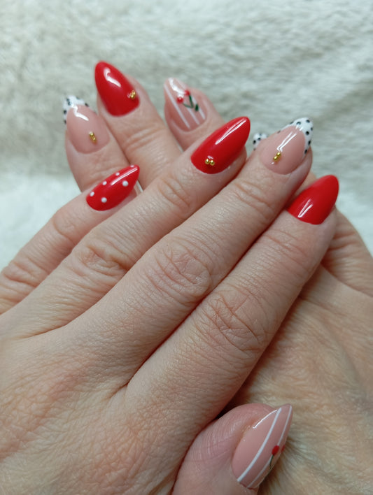 Press-on nails Cerise Chic rouges et nude avec cerises, pois et détails dorés
