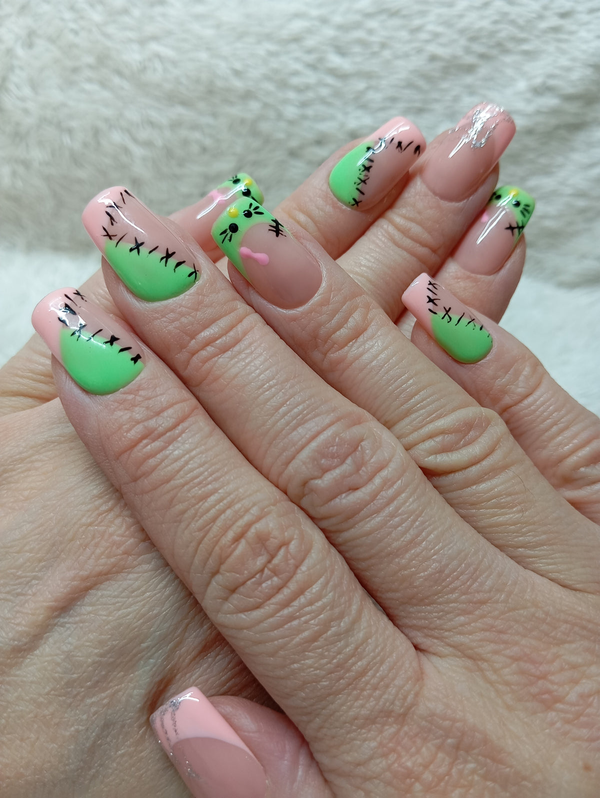 Manucure press-on nails Monstre Pop portée sur les deux mains