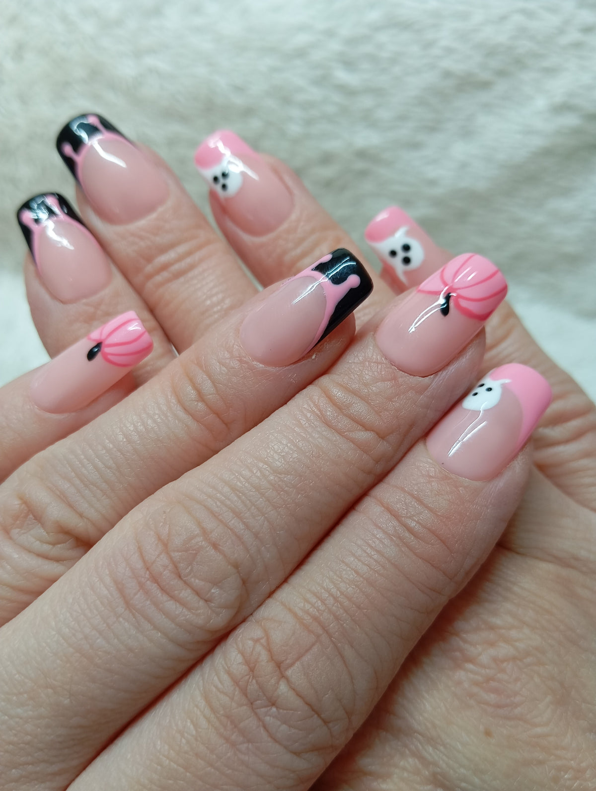 Press-on nails roses et noirs avec petits chats blancs et pelotes de laine