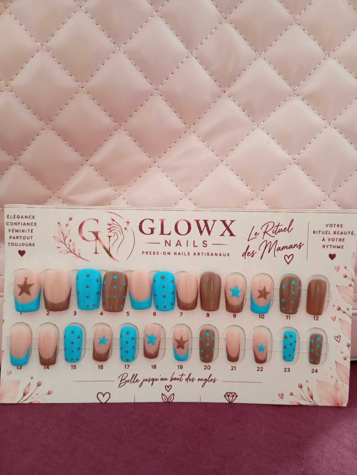 Ensemble de press-on nails Choco Pop présenté sur le support Glowx Nails