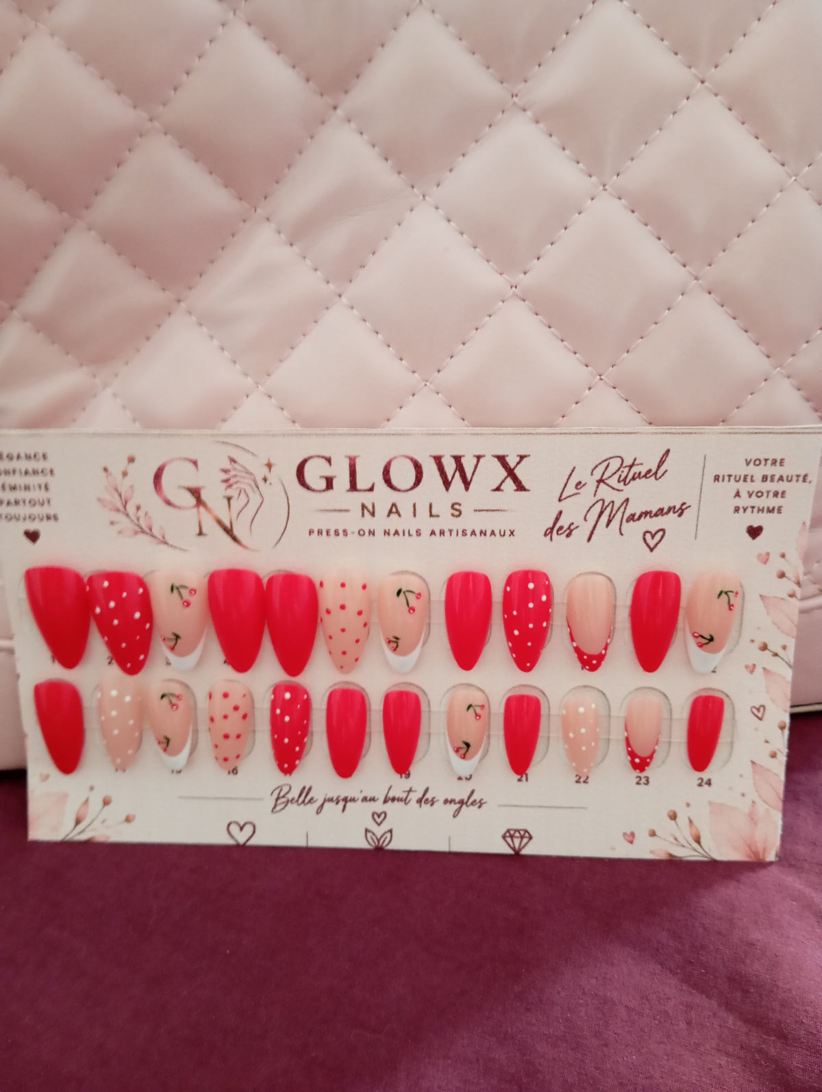 Ensemble de press-on nails Cherry French présenté sur le support Glowx Nails