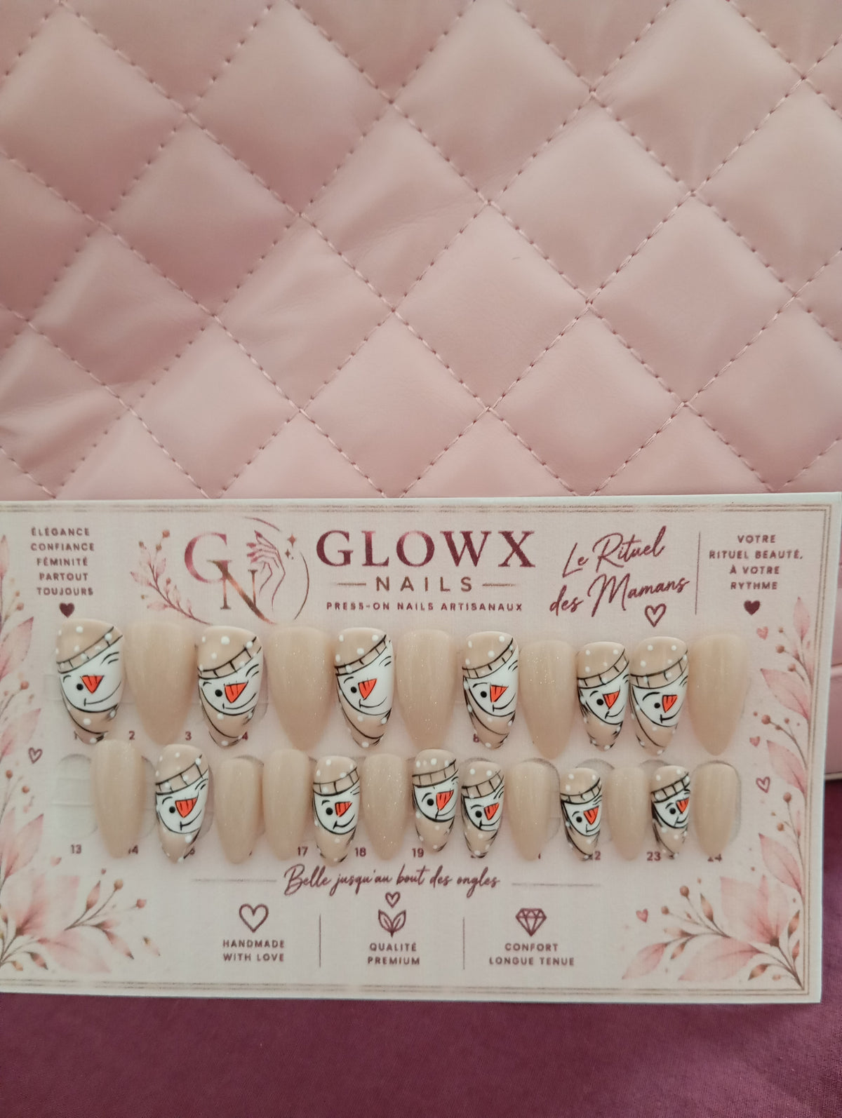 Ensemble de press-on nails Douceur d’Hiver présenté sur le support Glowx Nails