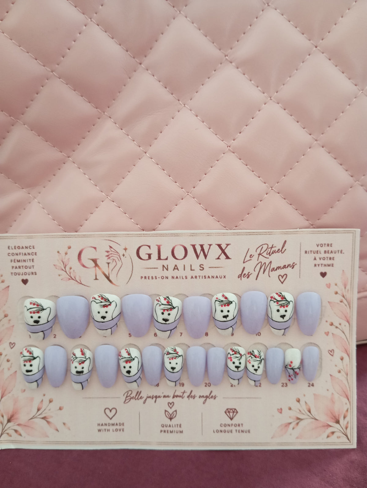 Ensemble de press-on nails Bonhomme Givré présenté sur le support Glowx Nails