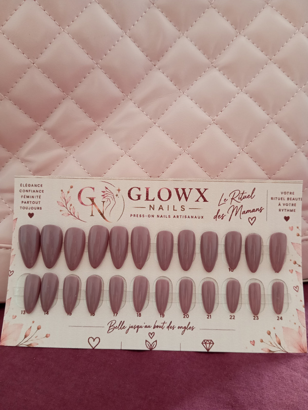 Manucure press-on nails couleur unie mauve nude brillante