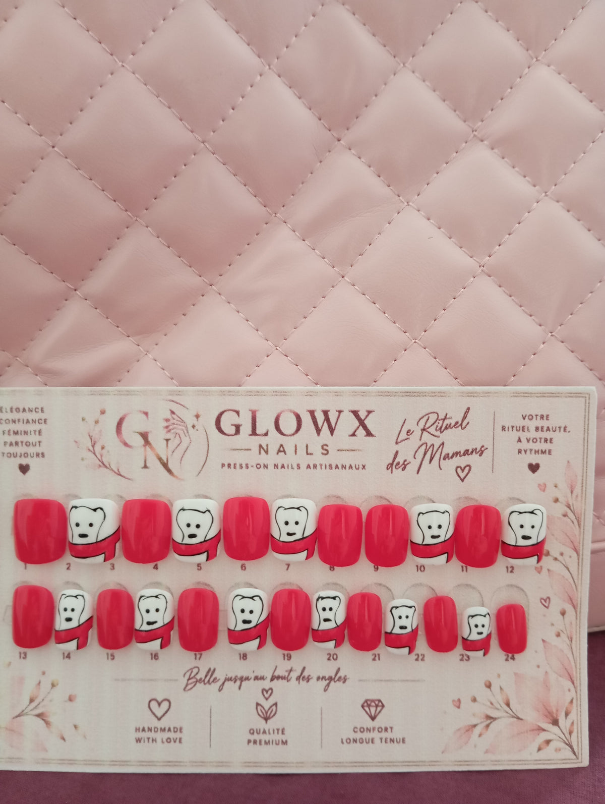 Manucure press-on nails Petit Chef portée sur les deux mains