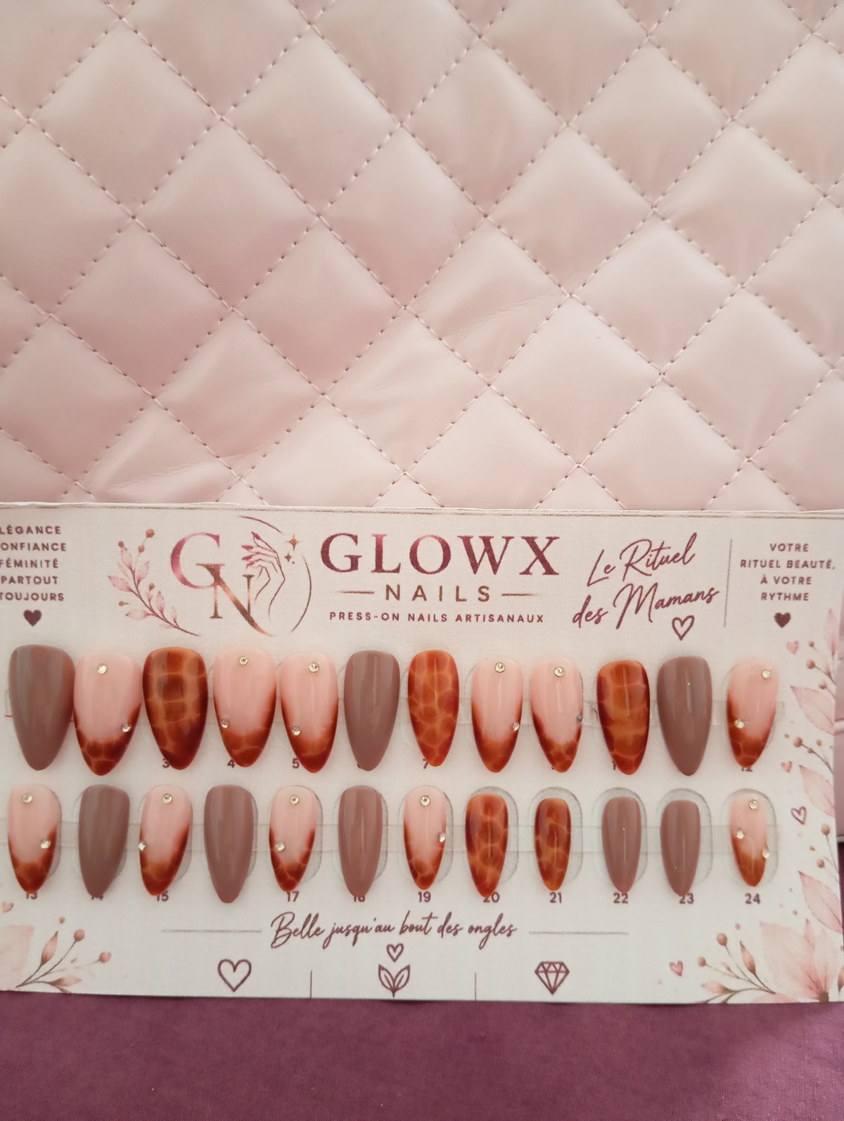 Manucure press-on nails effet écaille ambrée en forme amande portée sur les deux mains