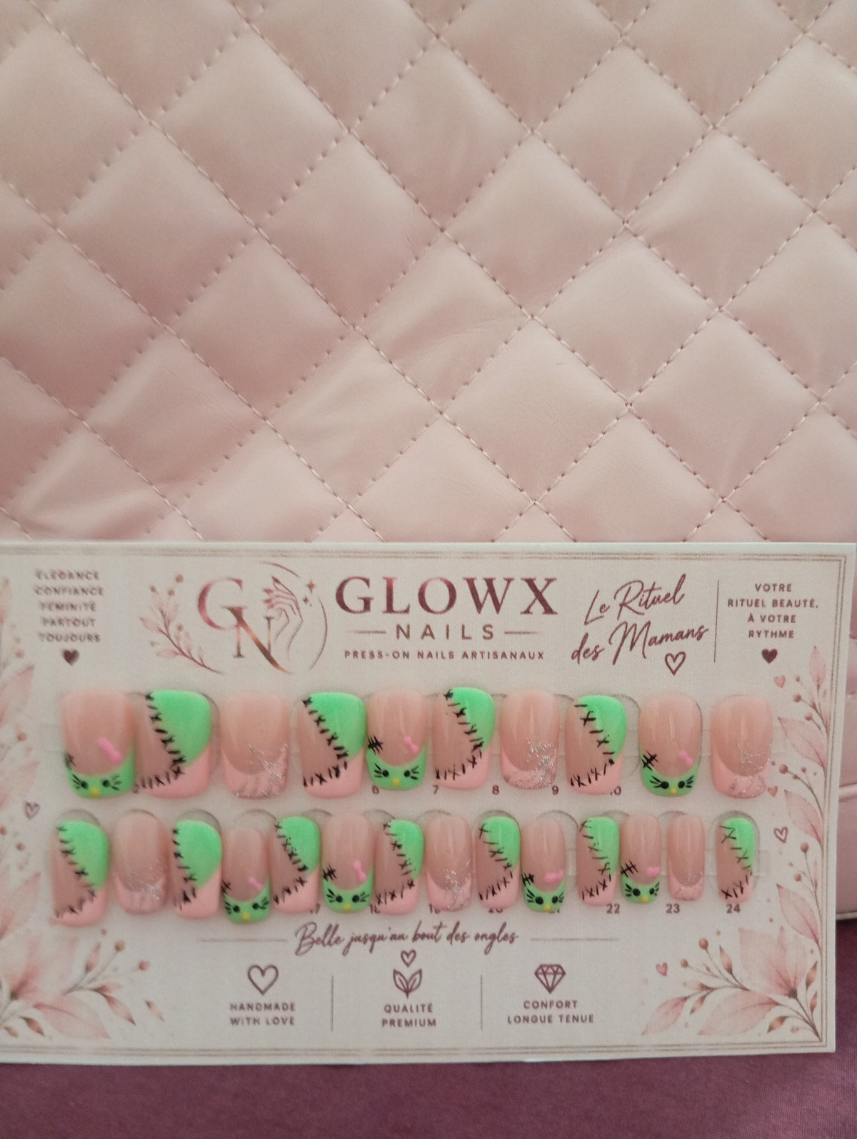 Ensemble de press-on nails Monstre Pop présenté sur le support Glowx Nails