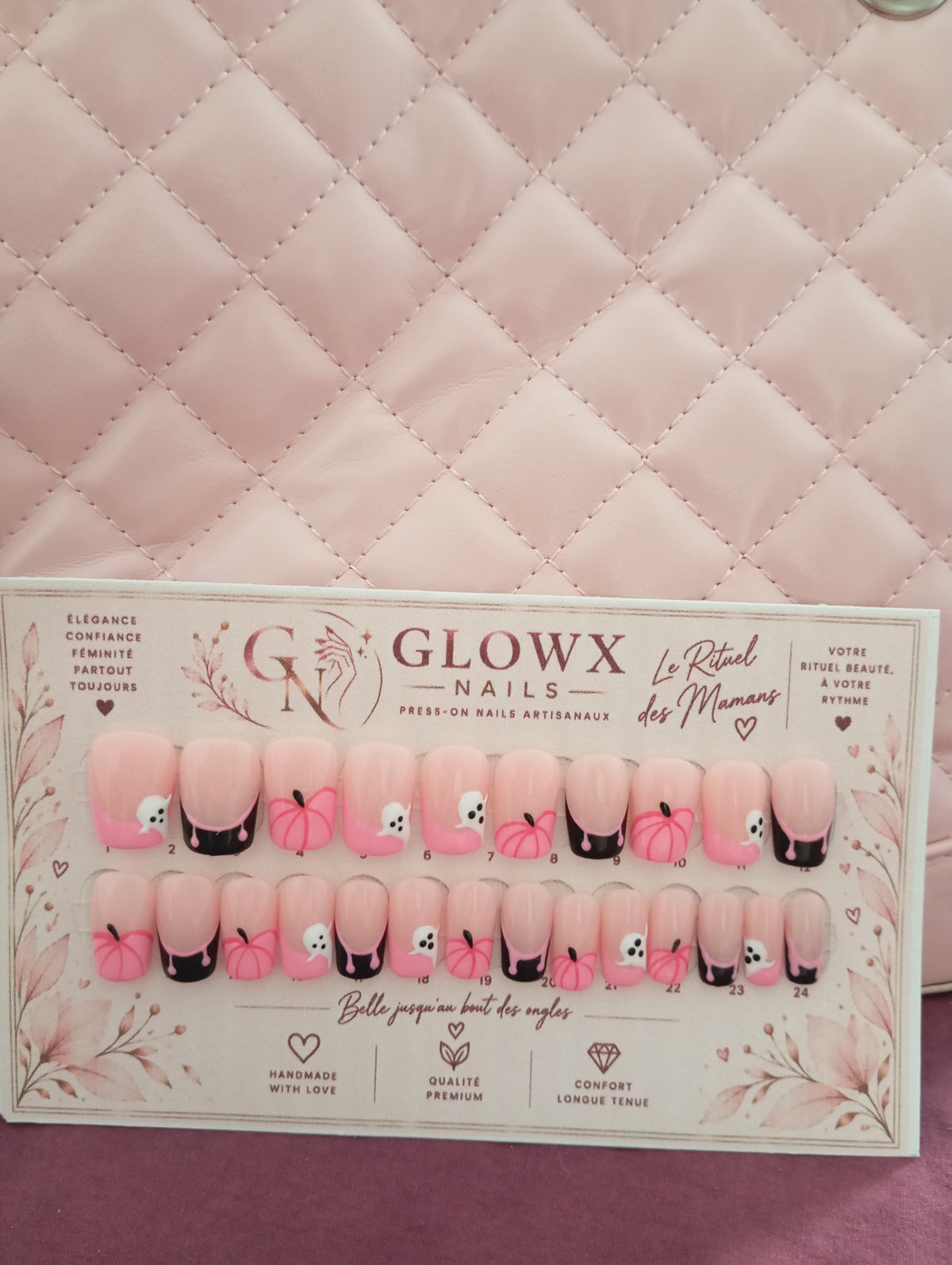 Ensemble de press-on nails Fantômes et Citrouilles présenté sur le support Glowx Nails