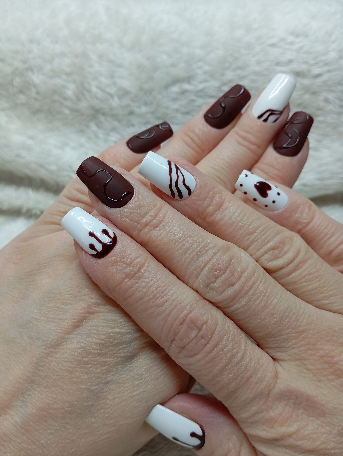 Faux ongles carrés chocolat mat et blanc à coulures de chocolat