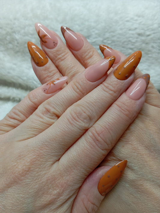 Faux ongles amande caramel moucheté et nude à feuilles d'automne