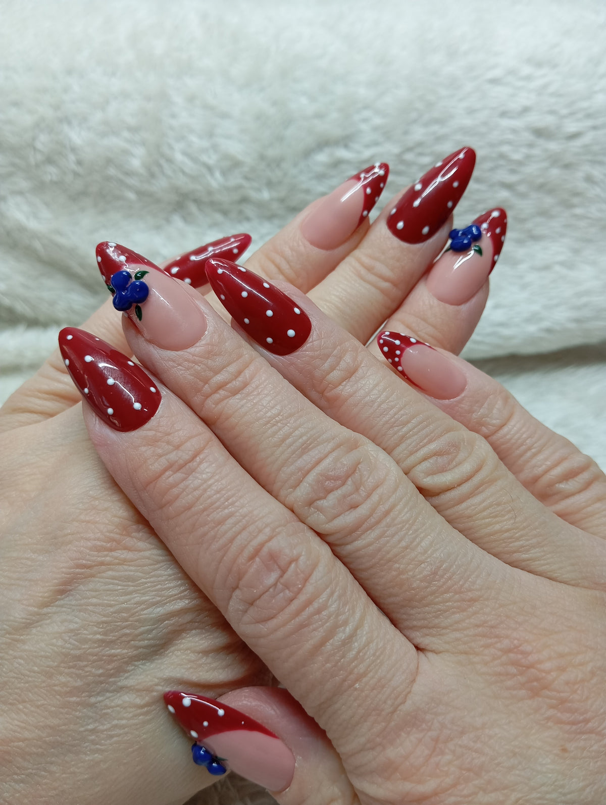 Faux ongles amande rouges à pois blancs avec myrtilles 3D