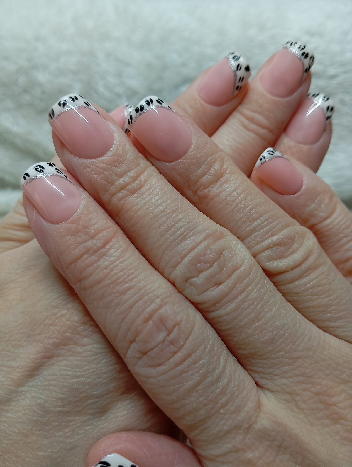 Faux ongles demi french nude avec pointes blanches à motif léopard noir