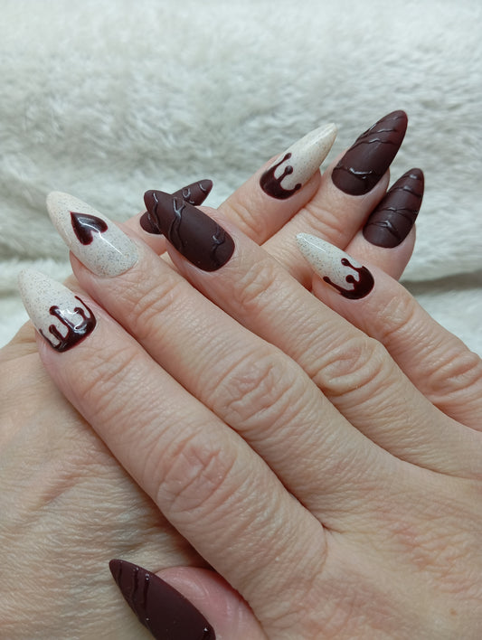 Faux ongles amande chocolat mat et crème à coulures de chocolat