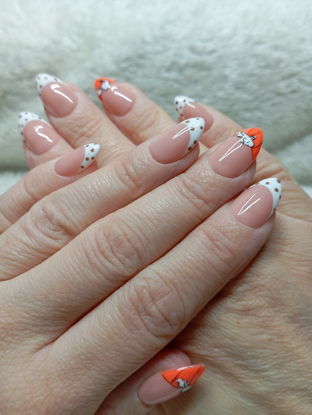 Faux ongles french blanche à pois et pointes orange avec petit chien