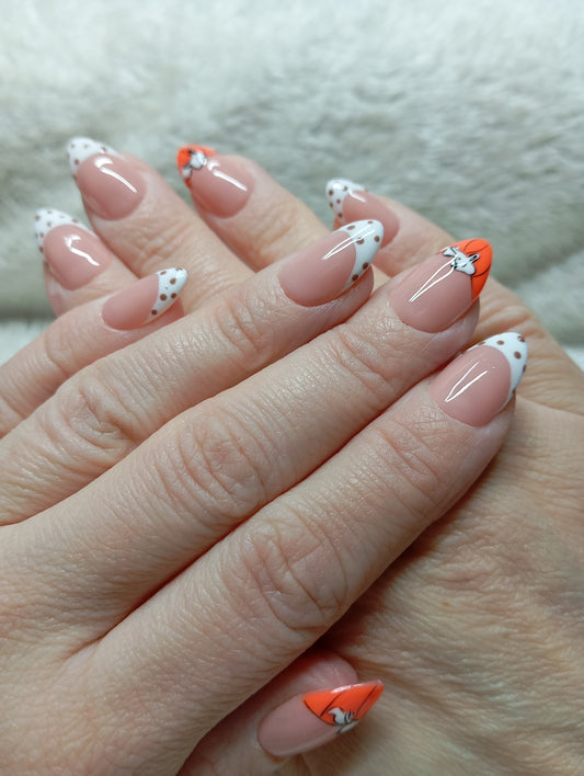 Faux ongles french blanche à pois et pointes orange avec petit chien